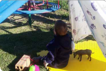 Imagem 1. Construção de cabana e interação com brinquedos ao ar livre. (Ciudad de Chapecó, 2018). Fonte: Acervo do autor.