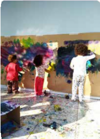 Imagem 3. Crianças utilizam as próprias mãos para pintar a tela. (Ciudad de Chapecó, 2018).  Fonte: Acervo do autor.