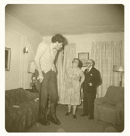 Imagen 2. Un gigante judío, en su casa, con sus padres en el Bronx.(Nueva York, 1970). Estate of Diane Arbus, LLC. 