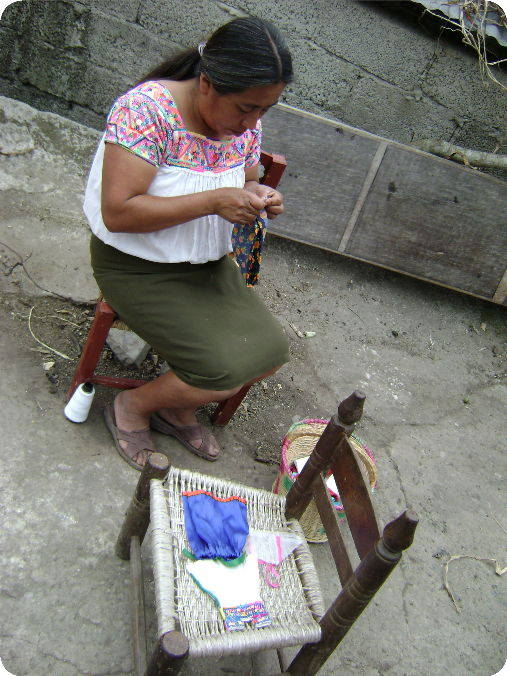 Fotografía Lupita elaborando indumentaria ritual Libertad Mora San Pablito Pahuatlán 2007