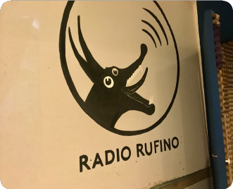 Imagen 1. Cabina de Radio Rufino en el Museo Tamayo. Fotografía tomada por la autora, junio 2019.