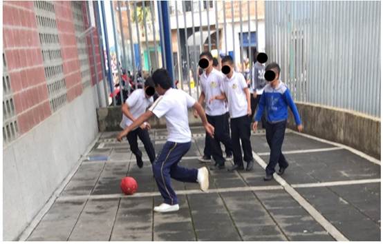 Grupo de estudiantes jugando fútbol en la visita al Parque.
