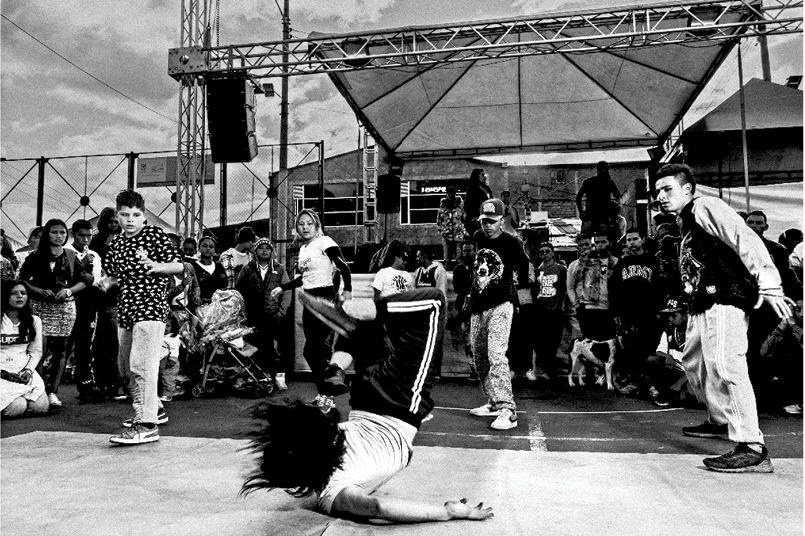 Figura 9. Millán, A, Cortés, L (2018). Fotografía de niños/as adolescentes en muestra de Break dance. Localidad cuarta de San Cristóbal. Bogotá. Col.