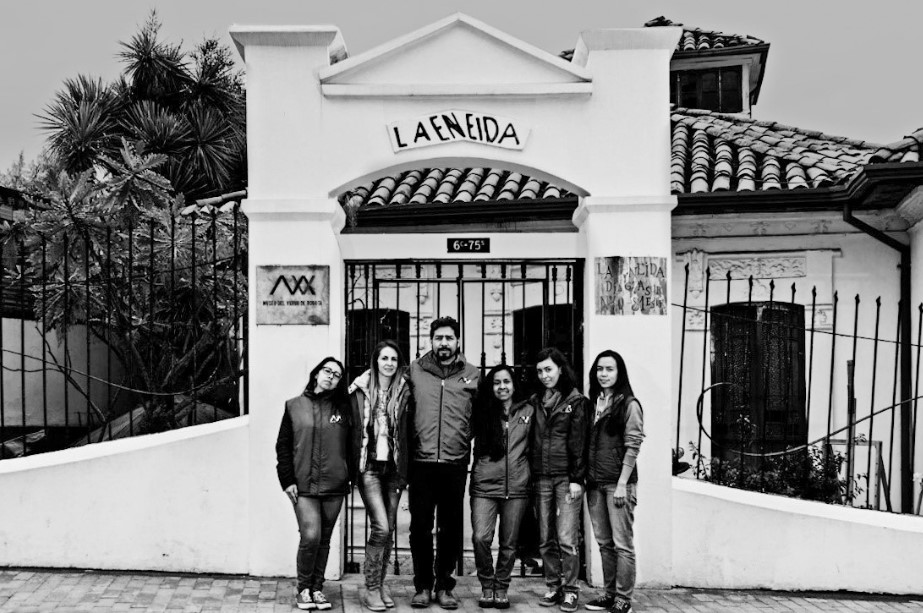 
Figura 6. Millán, A; Cortés, L (2018). Fotografía del equipo del Museo del Vidrio en su sede la Hacienda de la Eneida. Localidad Cuarta de San Cristóbal. Bogotá, Colombia.