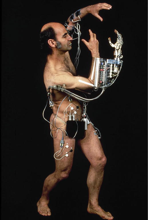 
Imagen 1. (Stelarc, 1985). Amplified Body, Laser Eyes & Third Hand, performance.