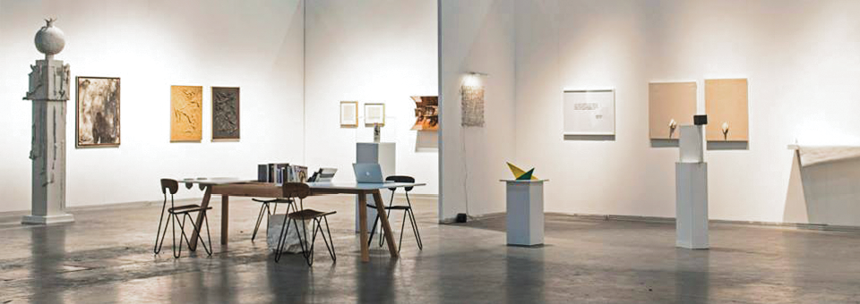 
Figura 9. Vista de sección Cabinet en arteBA 2014. Stand de Cosmocosa con obras de Eduardo Costa. Fuente: Archivo Fundación arteBA.