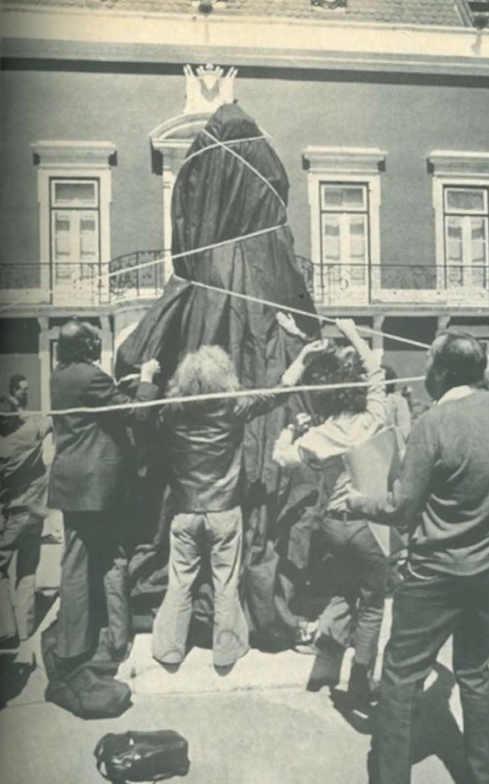 Figure 3 . MDAP, Day of Sol3idarity with MFA posterSource: Movimento Democrático de Artistas Plásticos (1974b)