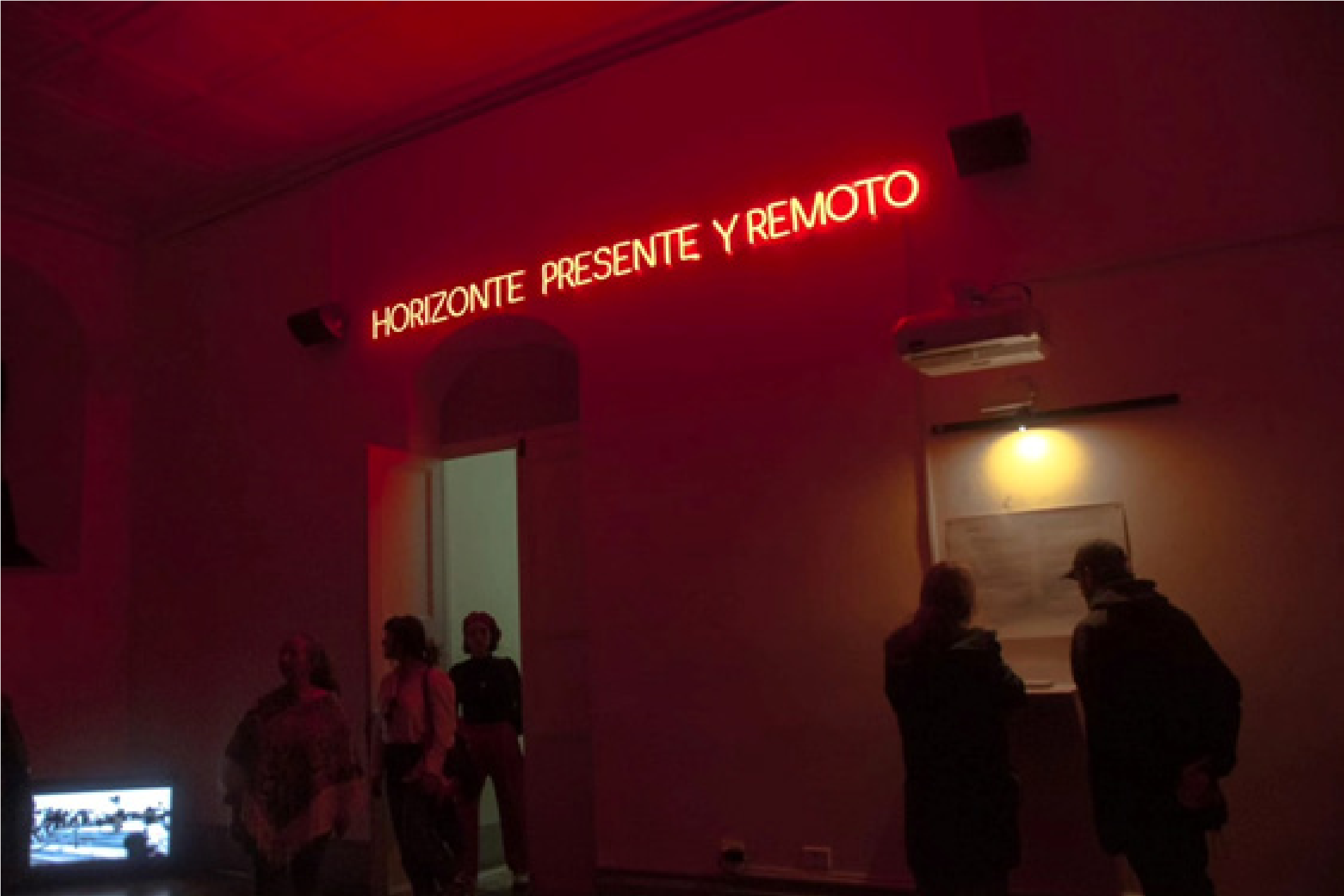 Steven Moreno Pinzón NEAS: Posturas y gestos en el horizonte de la provincia (2024). Foto libro y videoinstalación.