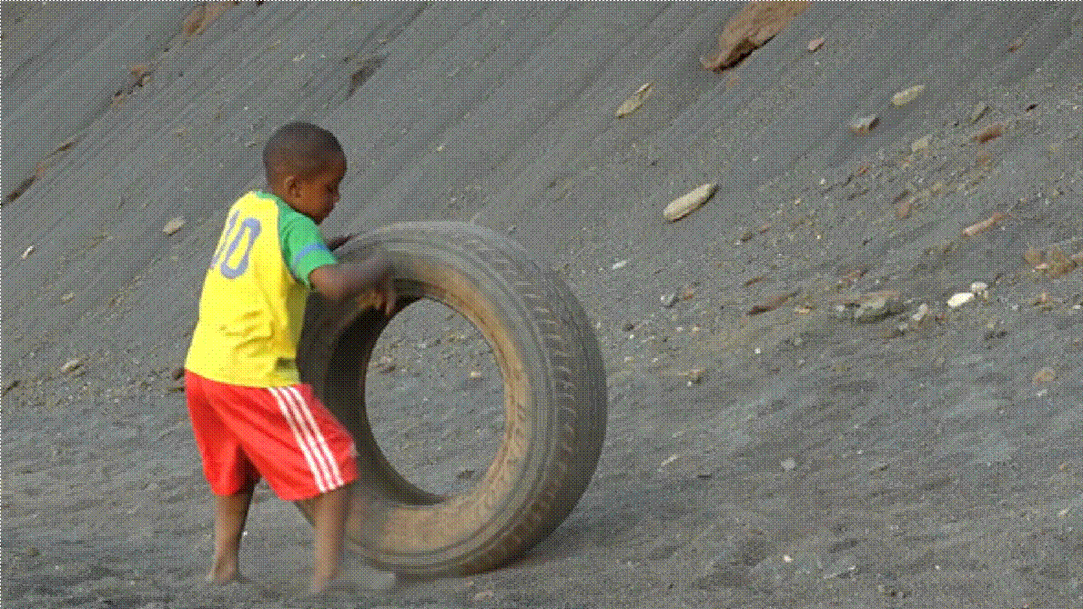 Juegos de niñxs #29: La Roue (2021), 8:43 min, Lumumbashi, R. D. Congo.