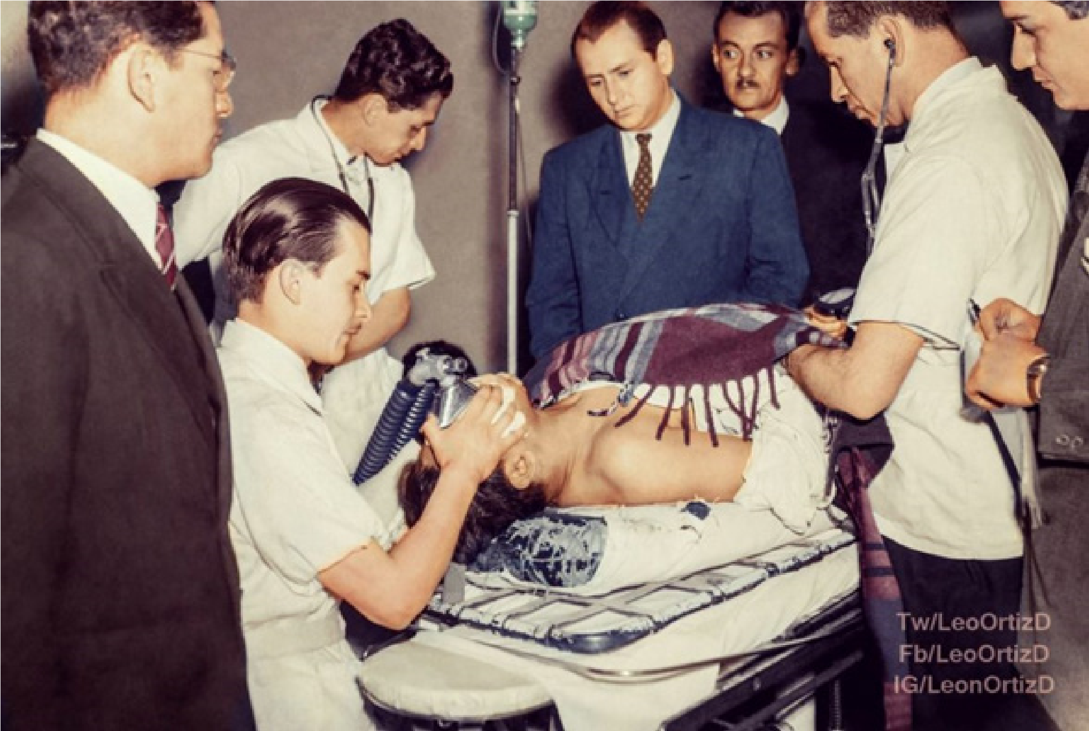 Imagen restaurada a color por Sietefotográfos.com. En la fotografía aparece Jorge Eliécer Gaitán siendo atendido por el personal de salud en la Clínica Central de Bogotá, ubicada en la Calle Doce entre Carreras Quinta y Sexta, luego de recibir los disparos que acabarían con su vida. Ver: https://sietefotografos.com/cronicas-fotograficas/el-bogotazo-a-color/