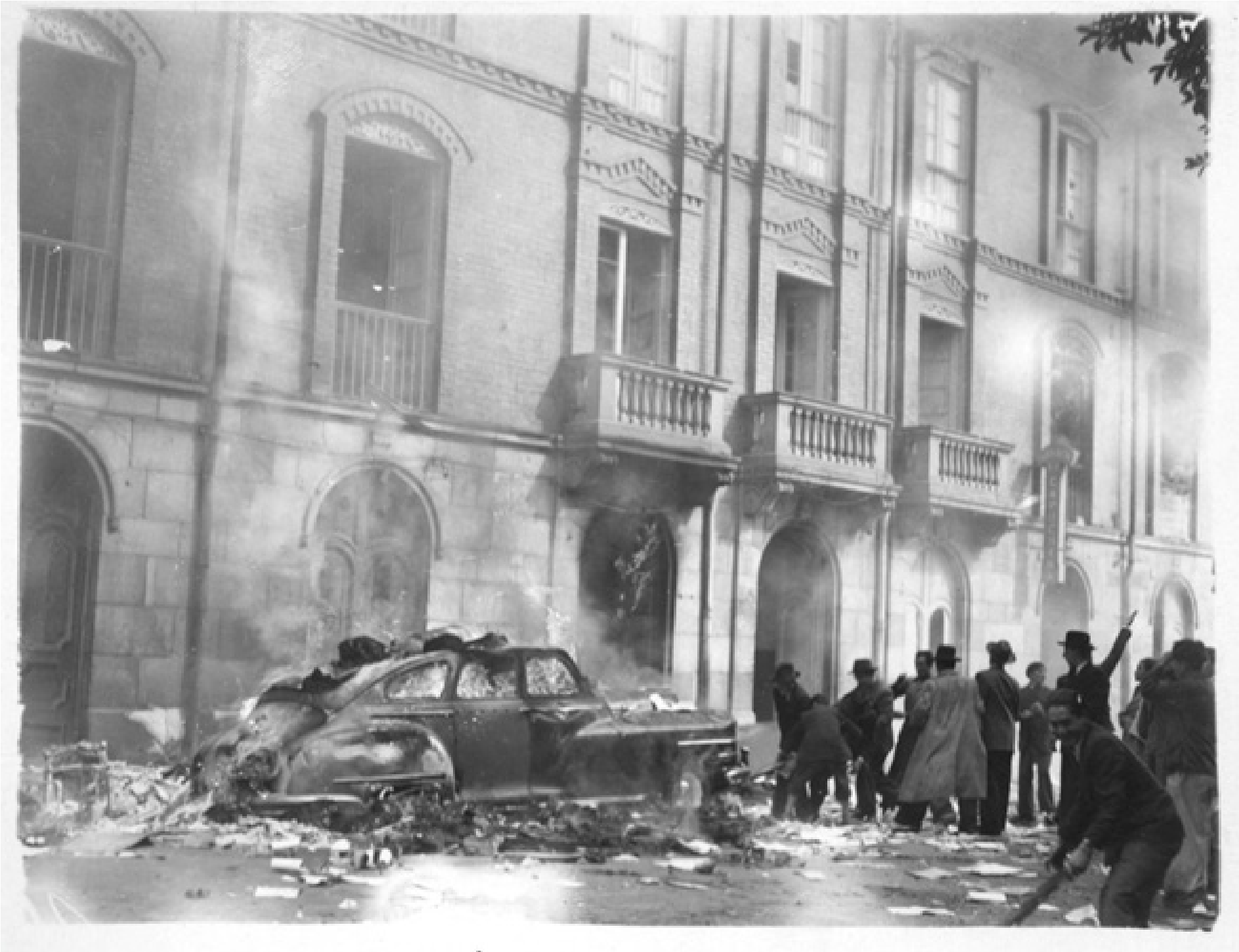 Arden los ánimos. Fondo Sady González, n°264. Archivo de Bogotá. Ver: https://archivobogota.secretariageneral.gov.co/noticias/pasado-segun-sady