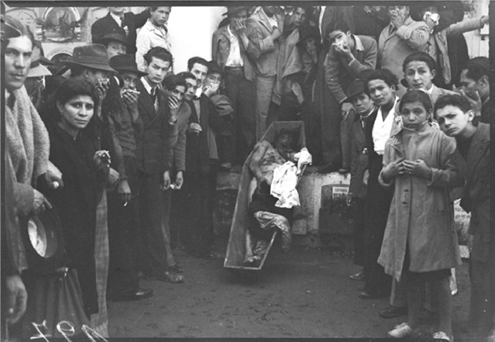Días después de ser linchado, Juan Roa Sierra, es sacado de la fosa común. Fondo Sady González, n°237. Archivo de Bogotá. Ver: https://archivobogota.secretariageneral.gov.co/noticias/pasado-segun-sady