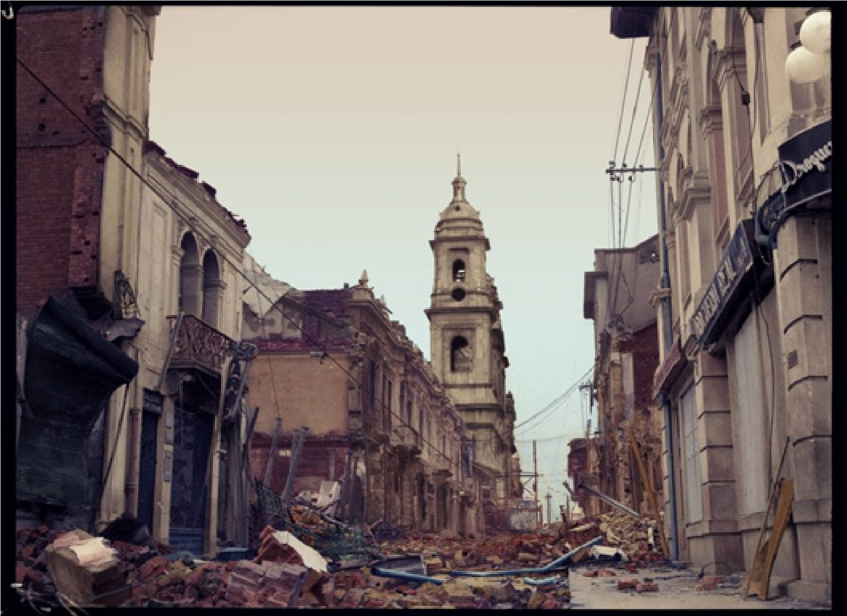 Fotografía restaurada a color por Sietefotográfos.com. Aquí se observa cómo quedó la ciudad luego del estallido social producto de El Bogotazo. Ver: https://sietefotografos.com/cronicas-fotograficas/ el-bogotazo-a-color/