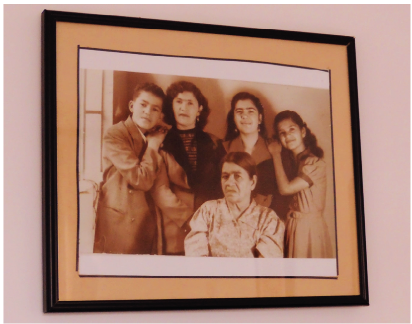 Familia Mejía Gutiérrez. De izquierda a derecha: Alberto (hija), Carmen (madre), Hilduara (hija), Sonia (hija). Abajo, Elisa (abuela). A la fecha, solo Alberto e Hilduara siguen con vida. Fotografía archivo.