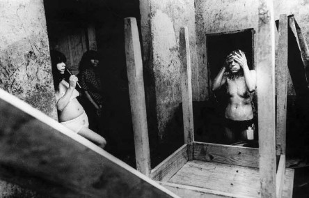 Arriba: Fernell Franco. Prostitutas. "el baño" (1972)