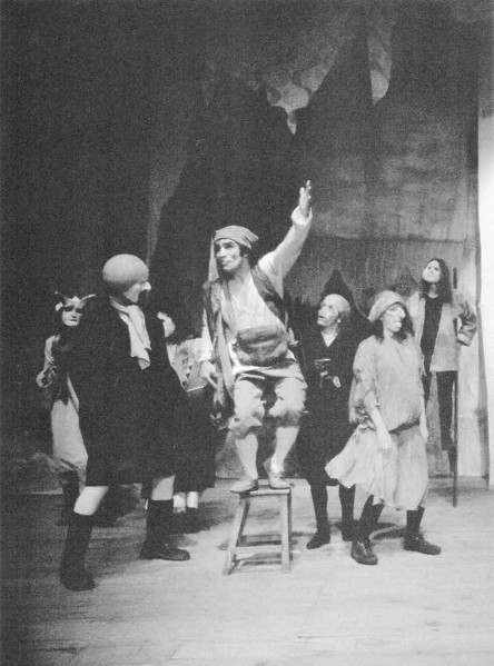 Diálogo del Rebusque. Santiago García. Teatro La Candelaria (1981). En la foto:Patricia Ariza,  Francisco Martínez (Q.E.P.D.), Álvaro Rodríguez, César Badillo, Nohora Ayala. Foto Luis Cruz.