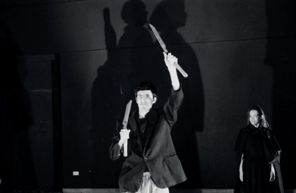 Electra. Coproducción de la Escuela Nacional de Arte Dramático (ENAD; Bogotá, Colombia) y la Nordisk Teaterskole de Arhus (Dinamarca). Dirección: Sandro Romero Rey. Fotos: Karen Lamassonne. (1993).