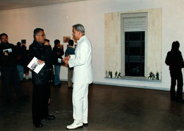 Imagen 21. Registro inauguración de Sin Título, Galería Santa Fe. (Wilson Díaz, 2001). En primer y segundo plano Jaime Cerón, Carlos Alberto González y José Alejandro Restrepo.