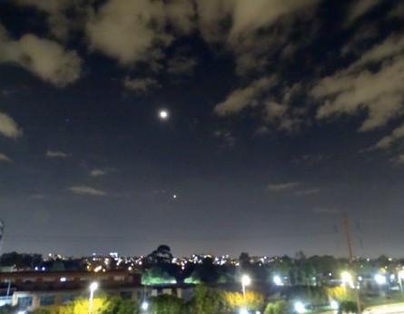 Imagen 6. La Luna y el Planeta Venus miran la cuarentena en Bogotá. Fotografía: Marcos González Pérez, (abril 2020).