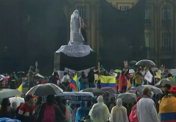 Imagen 10. 5 de mayo, Bolívar envuelto. Plaza de Bolívar (Bogotá, Colombia). Fuente: Captura de video.