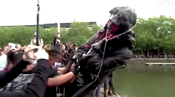 Imagen 18. Activistas de Black Lives Matt er tiran al río la estatua de Edward Colston. (Bristol, 7 de junio de 2020), (clip de un video de BLM Bristol).