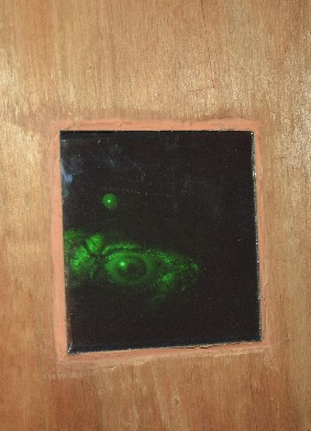 Imagen 2. De la serie Ofelias en fragmentos. Holograma de volumen, instalado en cama de madera. (Diego Aguilar, 2022). Realizado en laboratorios de C.I. Hologramas S.A.S.