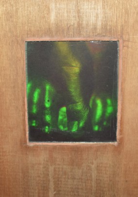 Imagen 4. De la serie Ofelias en fragmentos. Holograma de volumen, instalado en cama de madera. (Diego Aguilar, 2022). Realizado en laboratorios de C.I. Hologramas S.A.S.