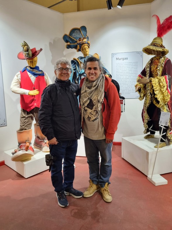 En el Museo del Carnaval con el músico y amigo uruguayo, Luis Gutiérrez. Febrero 17 de 2023. Foto: archivo personal.