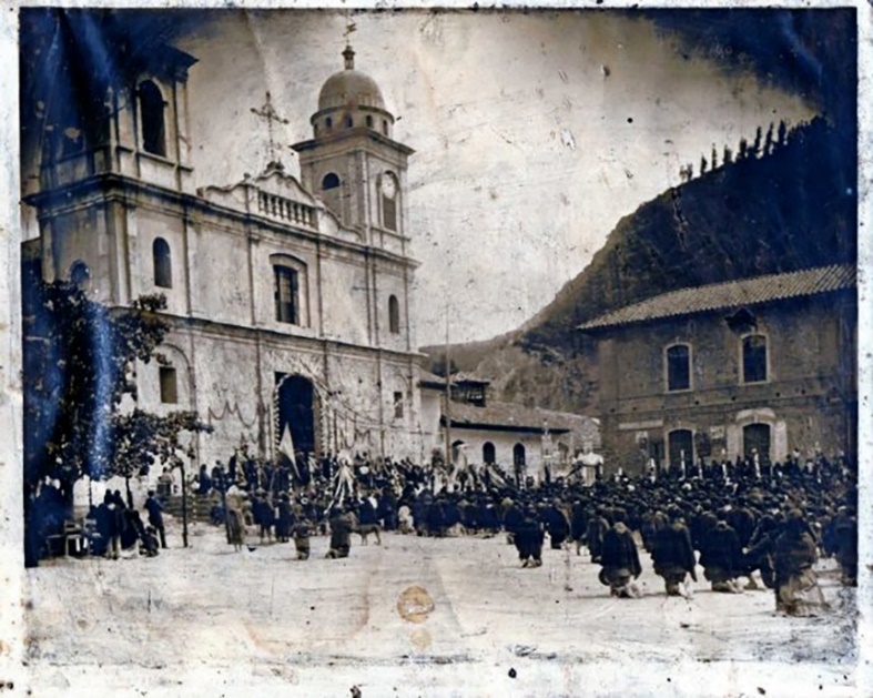 Imagen 4.
Registro de las Fiestas a la Virgen María. Fotografía de la familia Peñaloza Salgado. Por algunos detalles de la edificación del costado izquierdo, puede ubicarse la fecha del registro en la década de 1910.