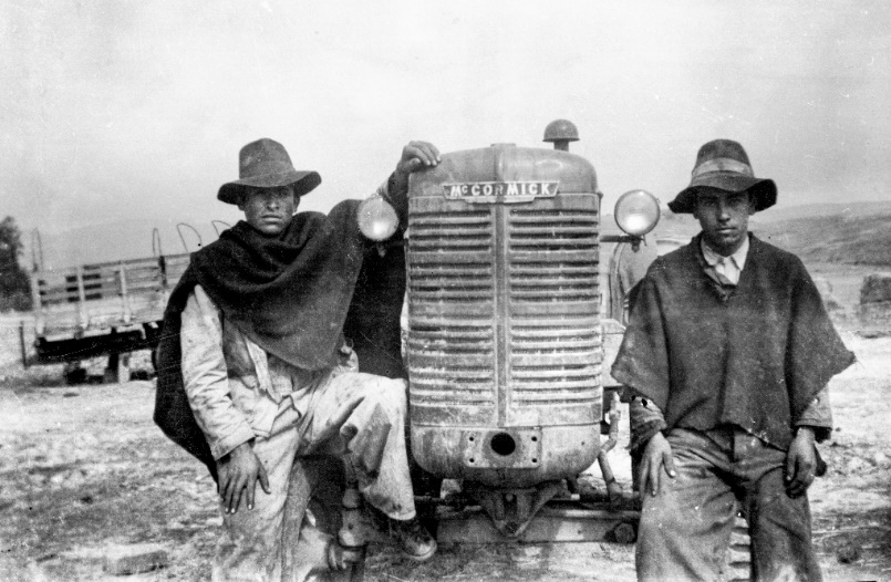 Imagen 5.
Don Saúl Rodríguez (Derecha) junto a un compañero de trabajo, el día que llegó el primer tractor a la hacienda de su padre. Fotografía de 1950.