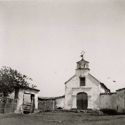 Imagen 6.
Capilla de Santa Bárbara en Tabio. Fachada principal. Fotografía de Luis Villaveces Santamaría (1941). Perteneciente al Repositorio digital de Patrimonio Documental y Bibliográfico de la Universidad de Los Andes (Colombia).