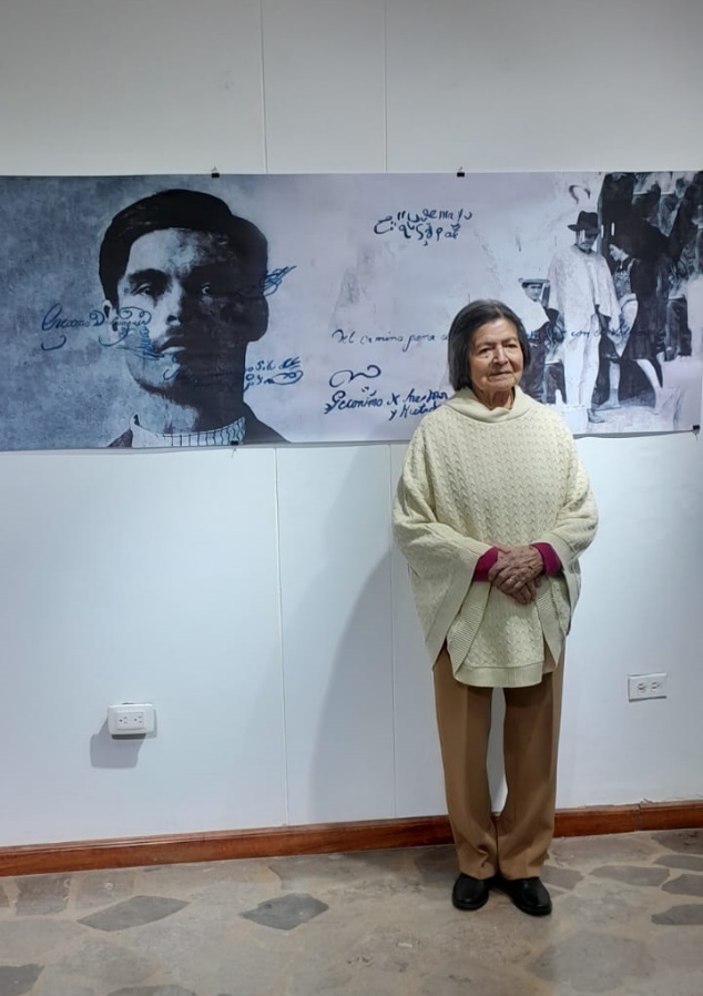 Imagen 9.
Doña Ana Rita Hurtado (92 años). Una de las sabedoras que ha apoyado esta investigación compartiendo su propia historia y las narraciones de sus padres. El día de la inauguración de la exposición, frente a una de las piezas.
