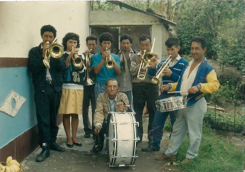 Imagen 2. Banda de Las Mesas. De izquierda a derecha: Ángel Moreno, Fabiola Muñoz, Eudoro Obando, Ricardo Muñoz, José Muñoz, Pedro Cabrera, Juan Astaiza, Urpiano Ortiz; adelante Plinio Muñoz. Foto cortesía de Pablo Ordóñez.