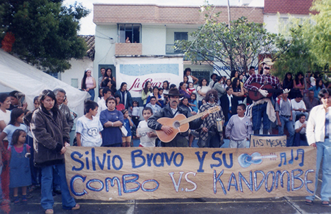 Imagen 4. Silvio Bravo al lado de su propio año viejo realizado por la gente de la vereda El Carmelo (años 80). Foto: cortesía de Pablo Ordóñez.