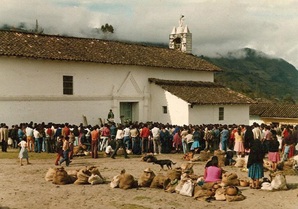 Imagen 3. Misa dominical en la plaza de las Mesas, (años 80). Foto: cortesía de Pablo Ordóñez.
