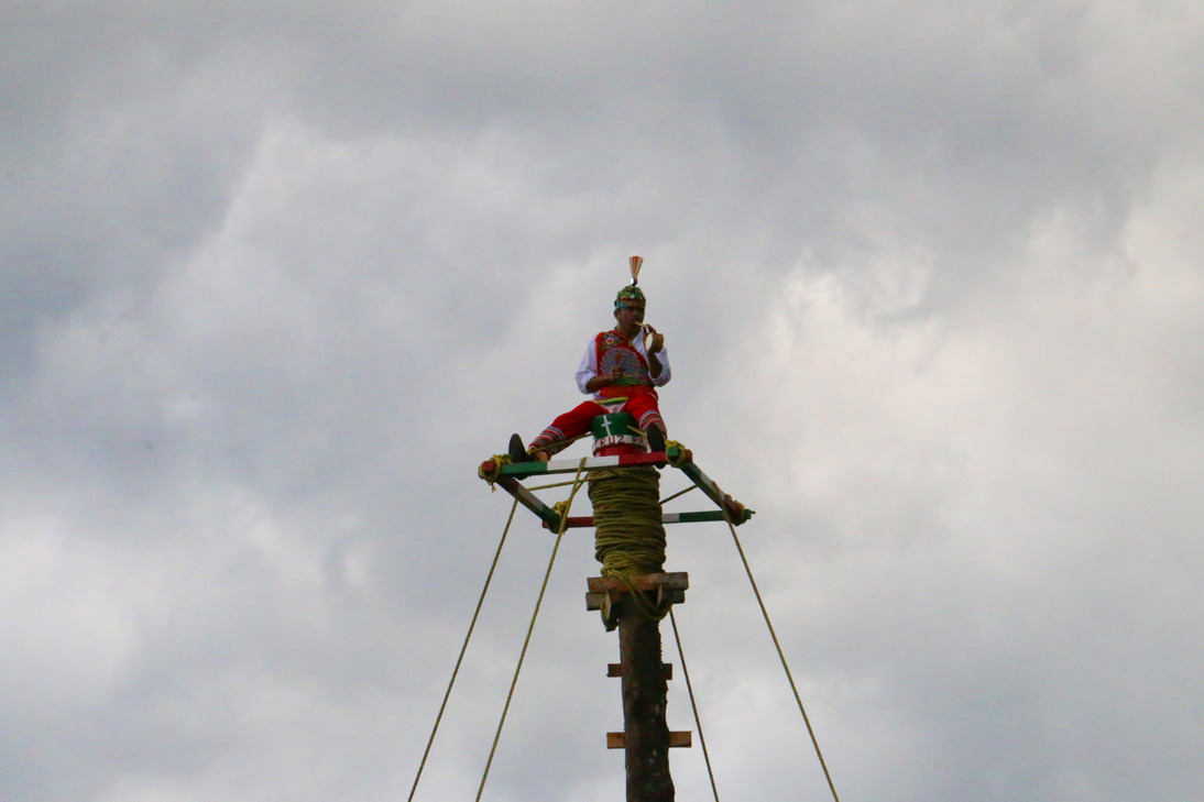 Puxko (caporal). Vuelo ceremonial. San Juan Miahutlan, Naolinco, Veracruz. Fotografía: José F. Corte (2023).