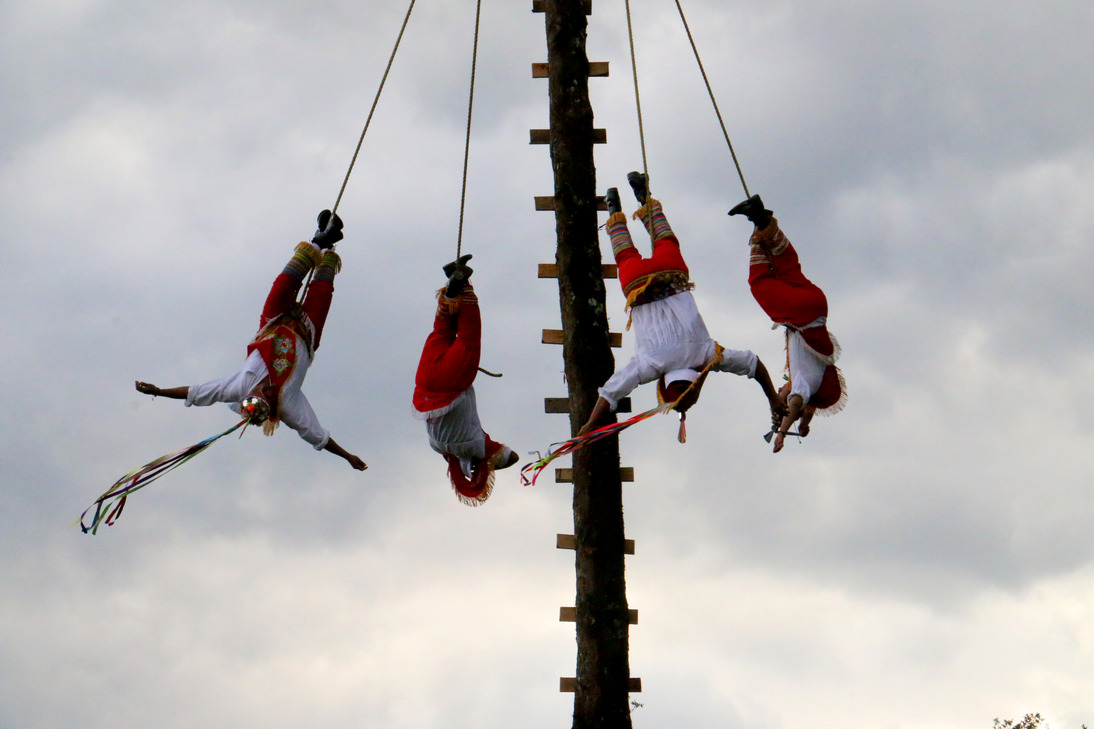 Imagen 2. Kgosni (voladores). Vuelo ceremonial. San Juan Miahutlan, Naolinco, Veracruz. Fotografía: José F. Corte (2023).