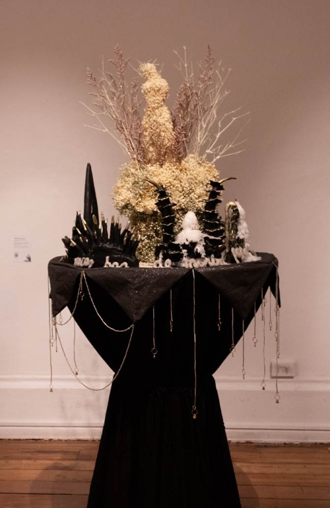 Lorena Vásquez, Alivio del sentir interior (2023). Cerámica, parafina. Ensamblaje.