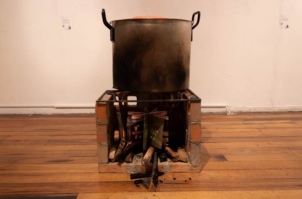 Wendy Pinzón, Retrato familiar a partir del tamal tolimense: saberes y sabores de las Sánchez (2023). Instalación.