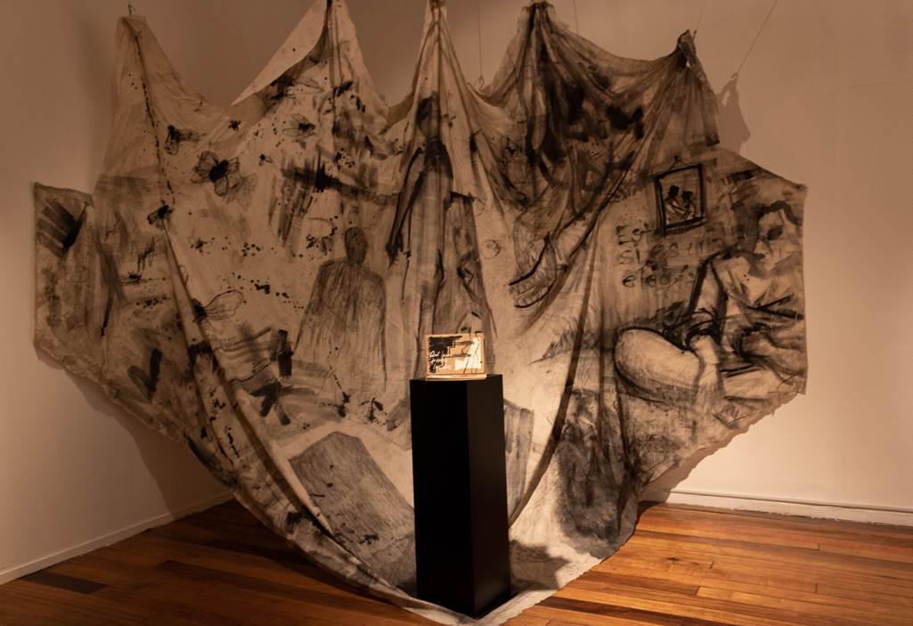 Johann Norato, Tu nombre sobre mi nombre (2023). Novela gráfica sobre cartón, sonido. Instalación.