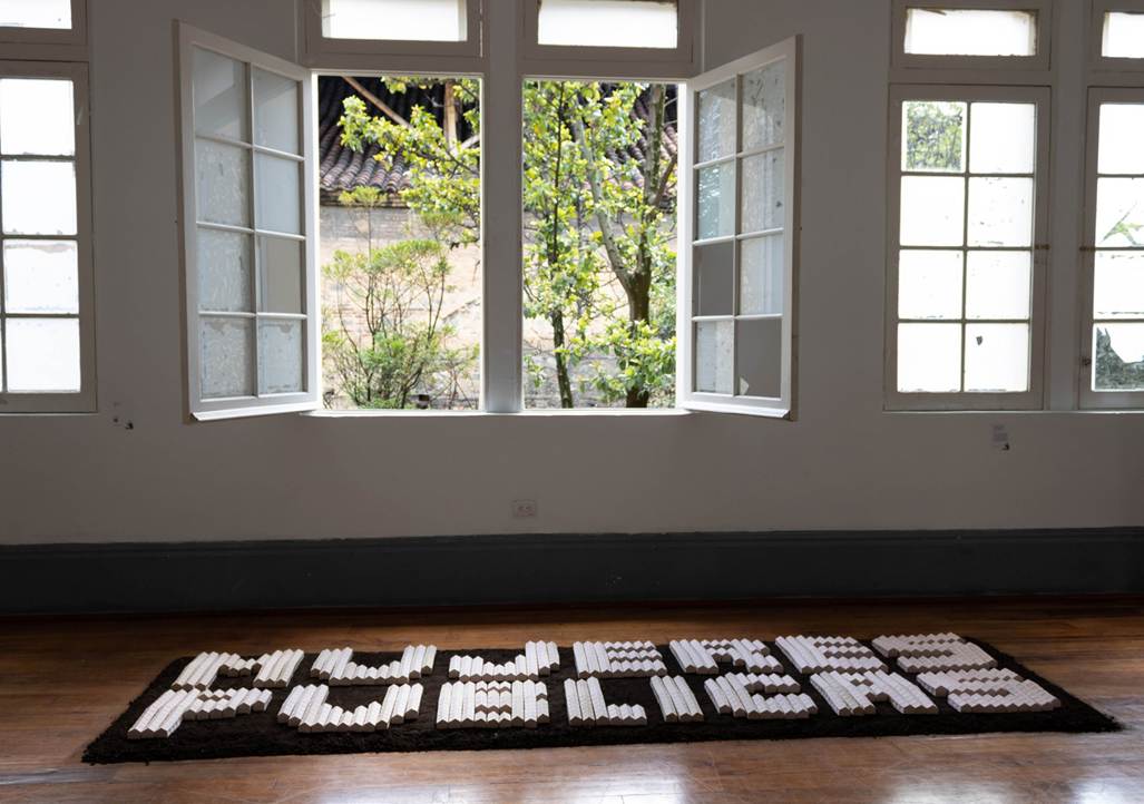 Adriana Sánchez Muñoz, Conversaciones entre camas (2023). Cerámica. Instalación.