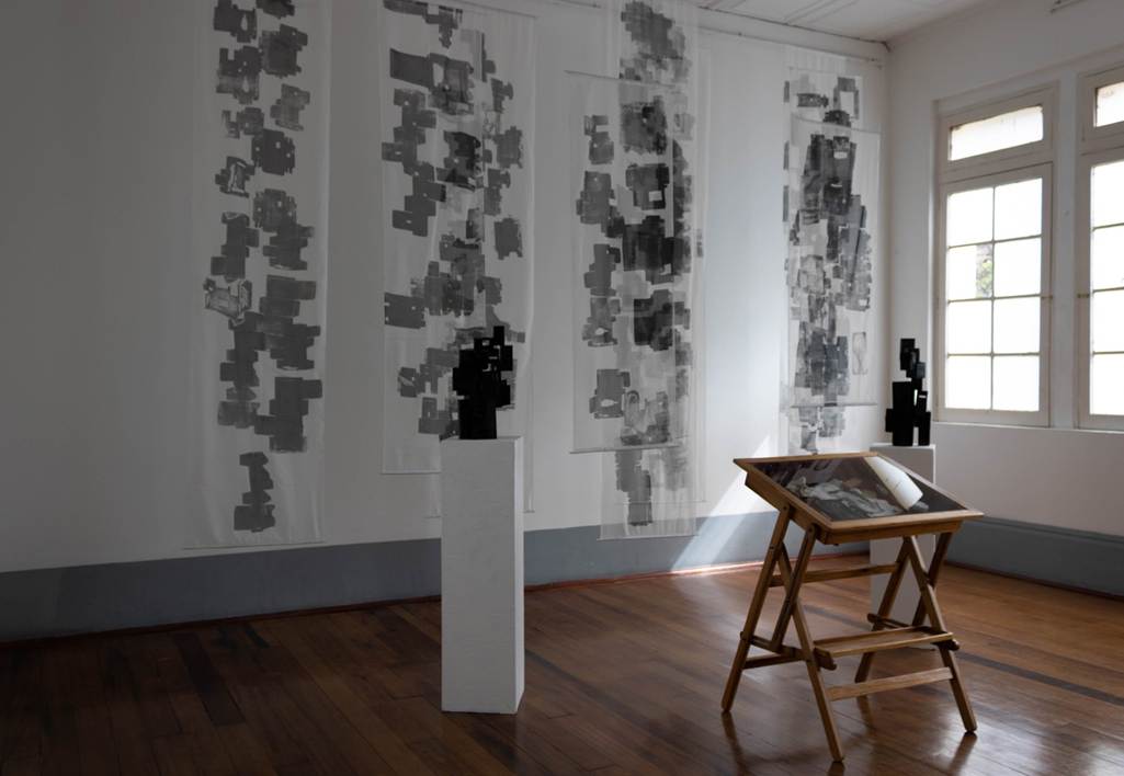 Sandra Milena Moreno, Taller–casa, la pandemia entre materiales inusuales y huellas creativas (2023). Serigrafía sobre objetos, mesa de dibujo. Instalación