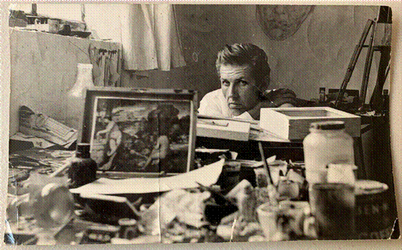 Fotografía de John Nevin en su estudio en Guanajuato, México, 1962.