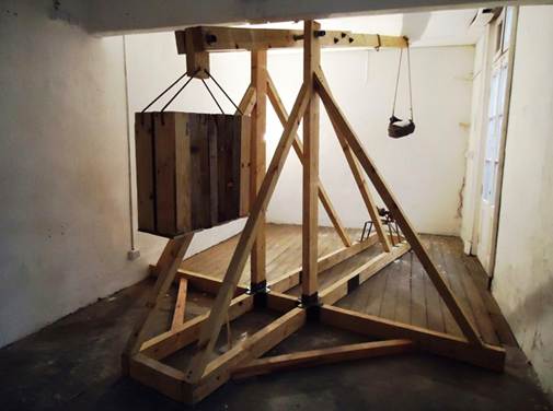 Federico Cantini, instalación presentada en la exposición ¿Cuánto pesa un escudo? Galería Isla Flotante, Buenos Aires. (2013).