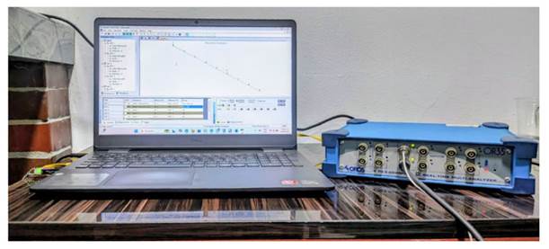 Data acquisition system used in the experimental tests, including the software interface and vibration analyzer